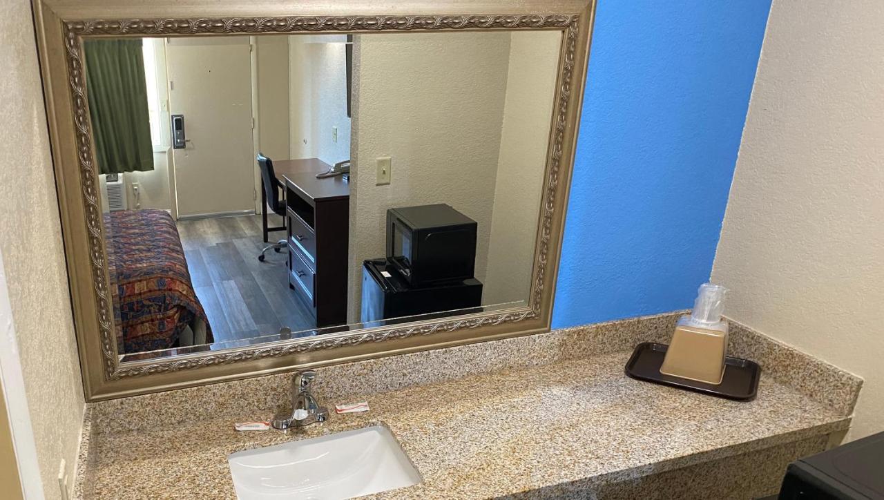 Express Inn Newport News Zewnętrze zdjęcie